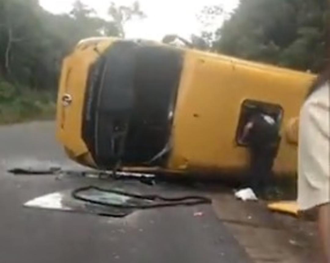 Sobe para três o número de mortos em acidente com micro-ônibus em Novo Airão