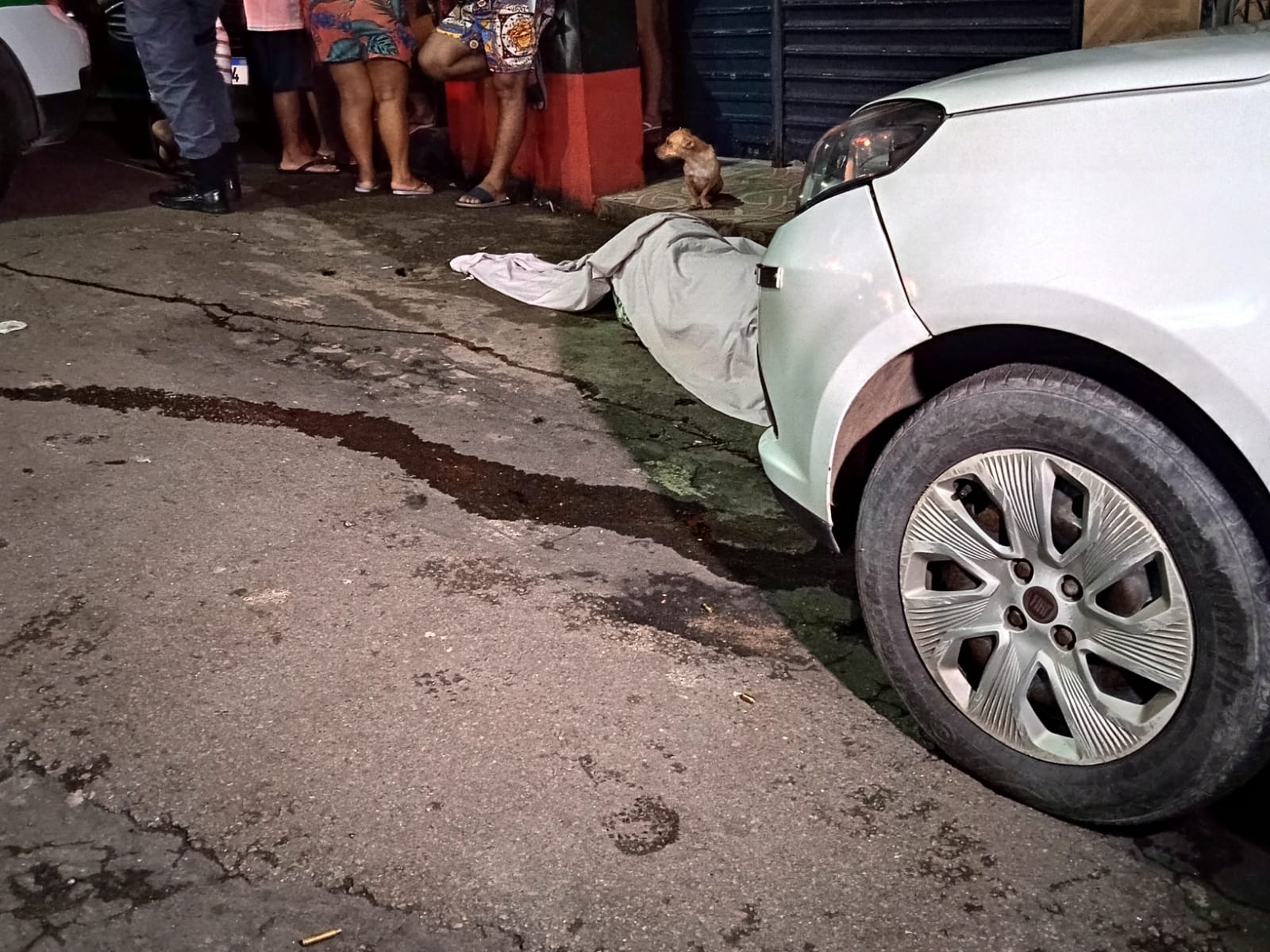 Criminosos em carro de luxo matam homem em via pública na Compensa
