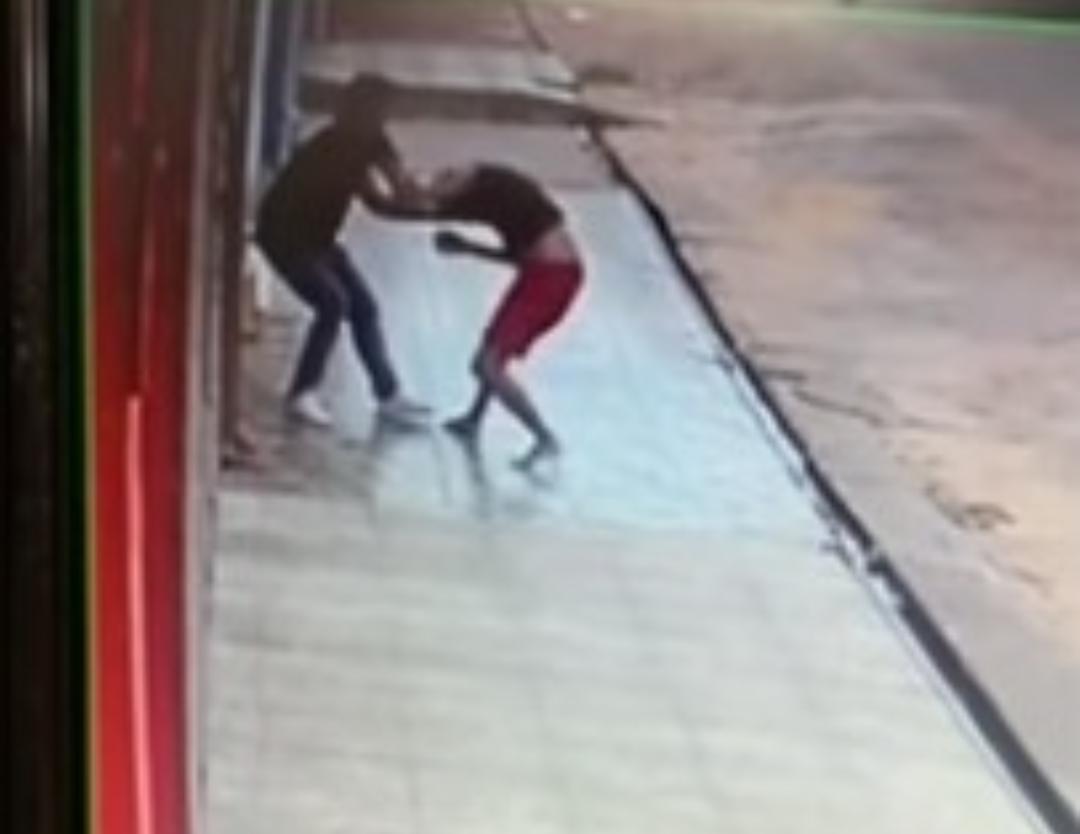 Jovem negro é espancado ao ser acusado de roubar o próprio carro