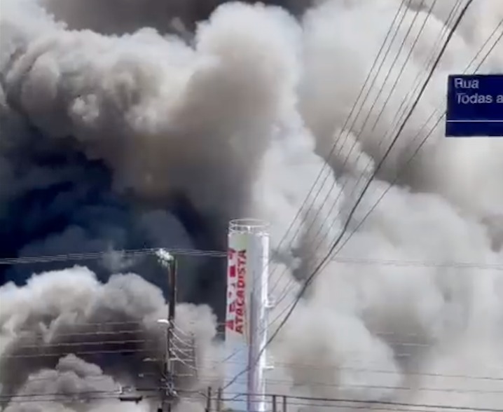 Incêndio de grandes proporções causa pânico em supermercado de Florianópolis