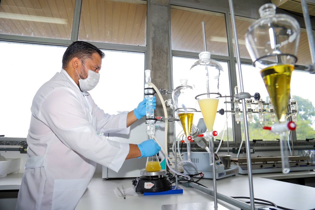 Pesquisador da Ufam busca transformar resíduos de óleo de fritura em ‘lubrificante verde’