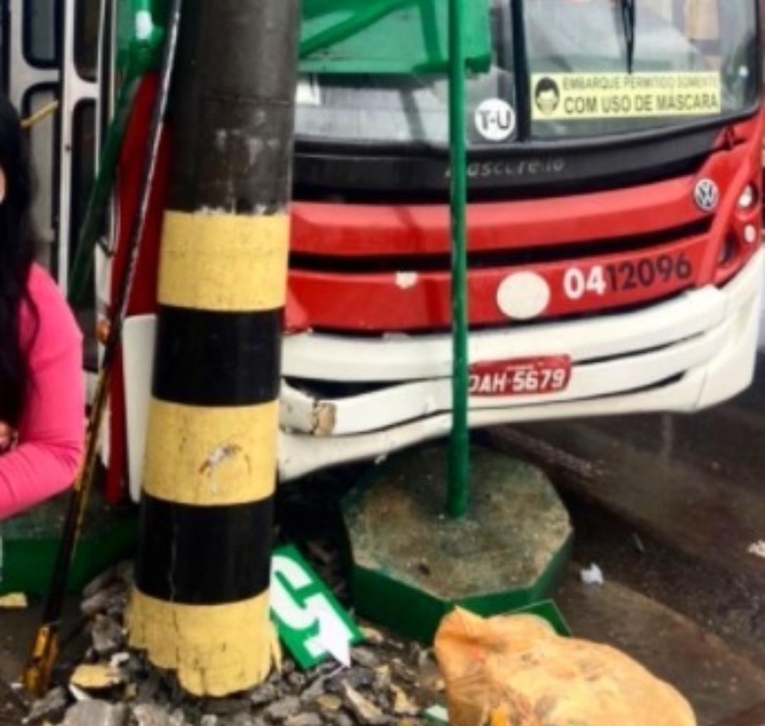 Acidente: Motorista de ônibus perde o controle e atinge poste em Manaus