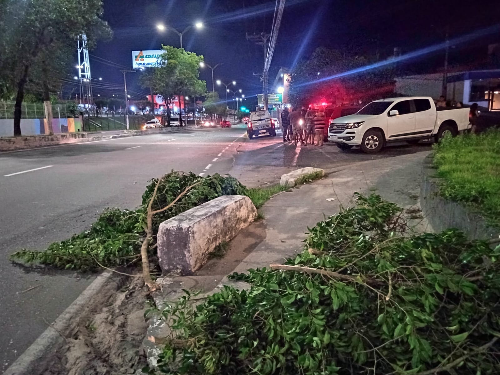 Moradores bloqueiam avenida de Manaus em protesto após 2 dias sem energia 