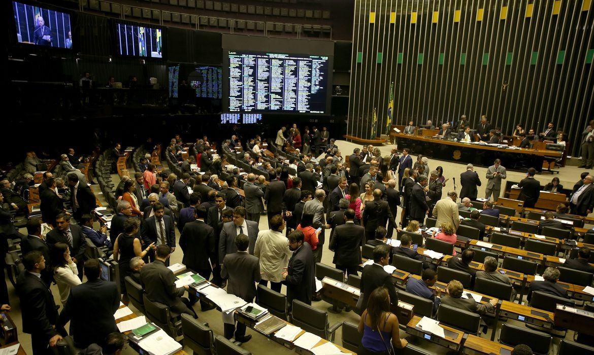 Deputados federais do Amazonas gastaram mais de R$ 3,4 milhões em passagens e aluguel de aeronaves
