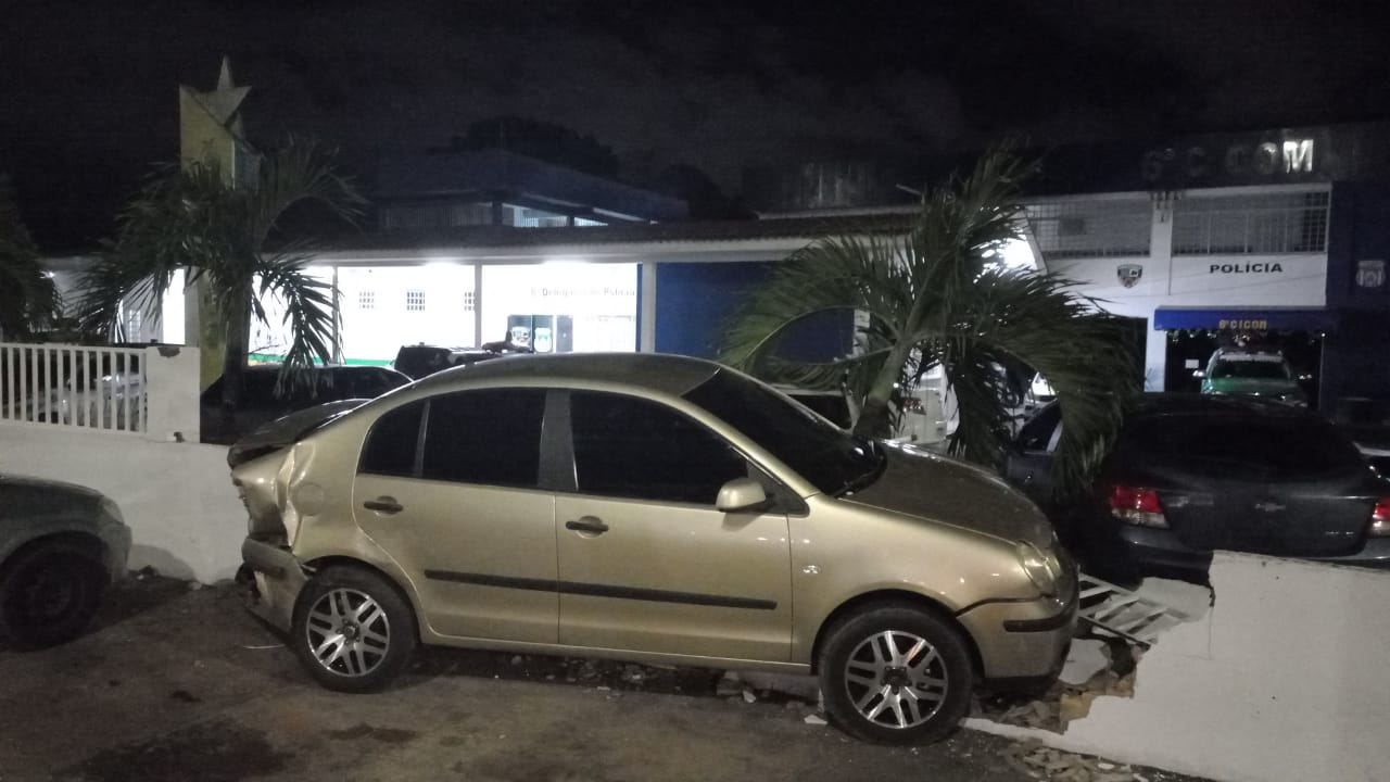 Motorista bêbado invade pátio de delegacia e destrói carros em Manaus 