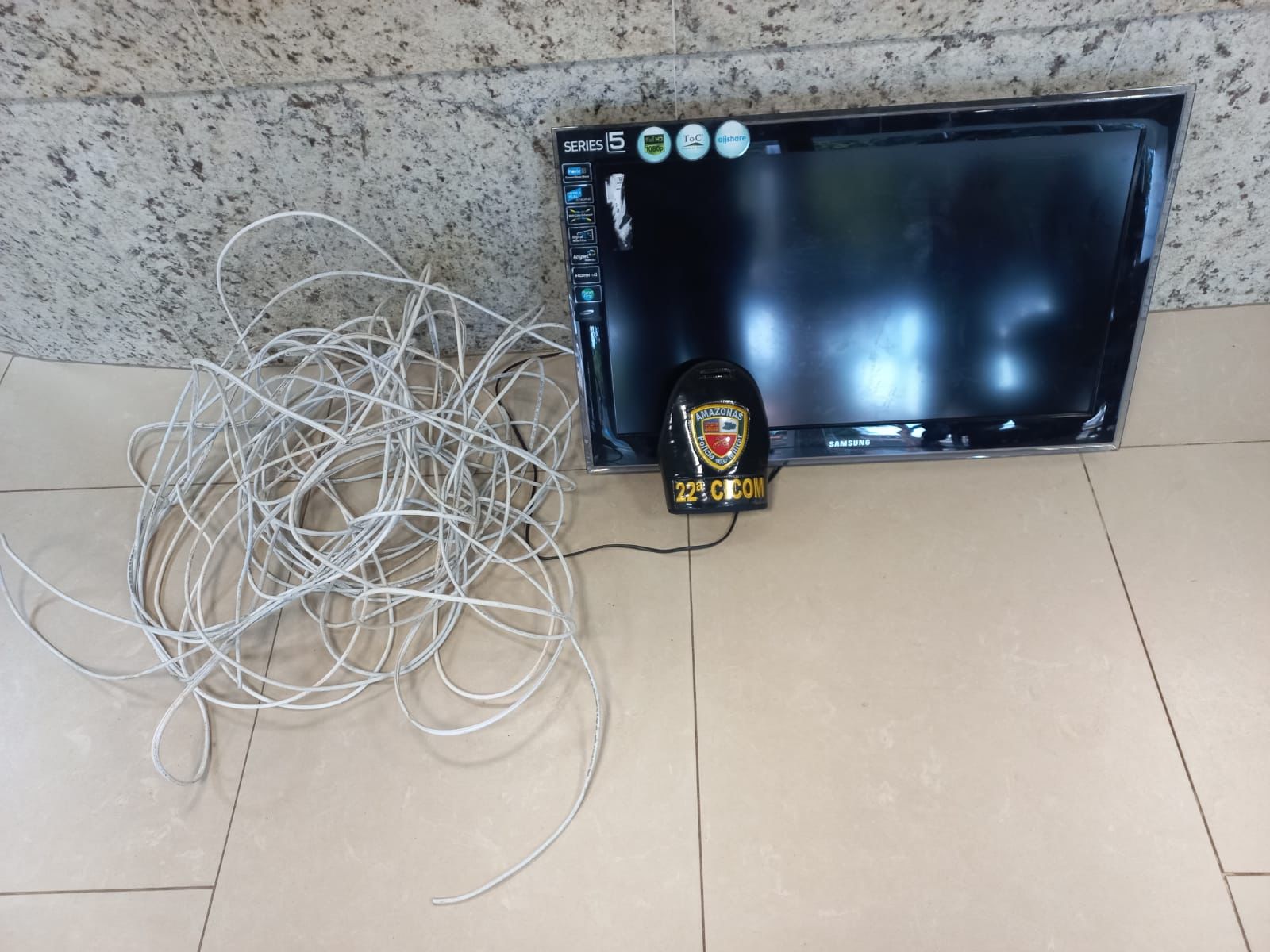 Homem é preso e levado para a PF após roubar Caixa Econômica em Manaus