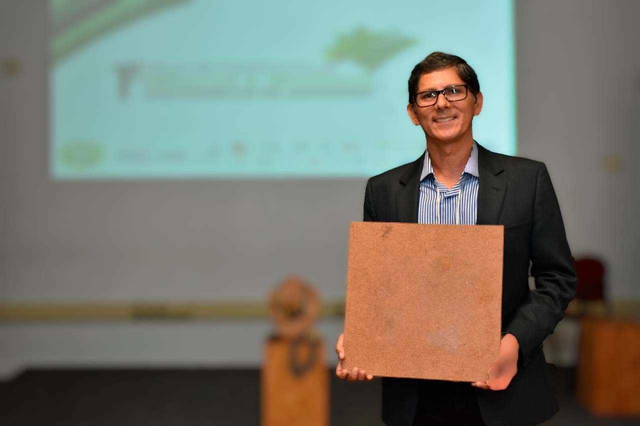 Professor da UEA apresenta em feira nacional móveis produzidos com fibra de açaí