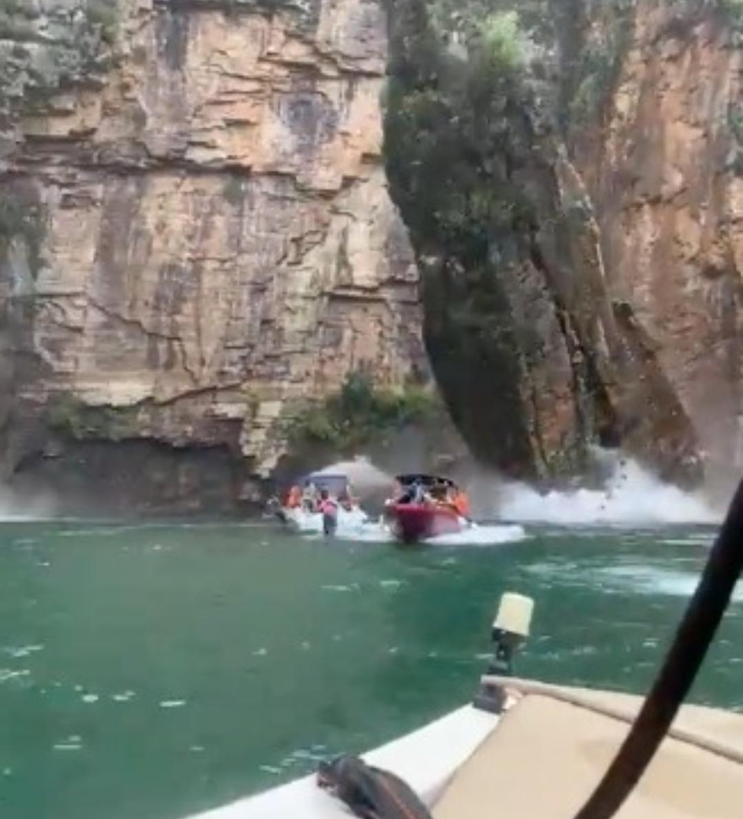 Vídeo: Rocha gigante despenca em cima de turistas em lanchas, em Capitólio