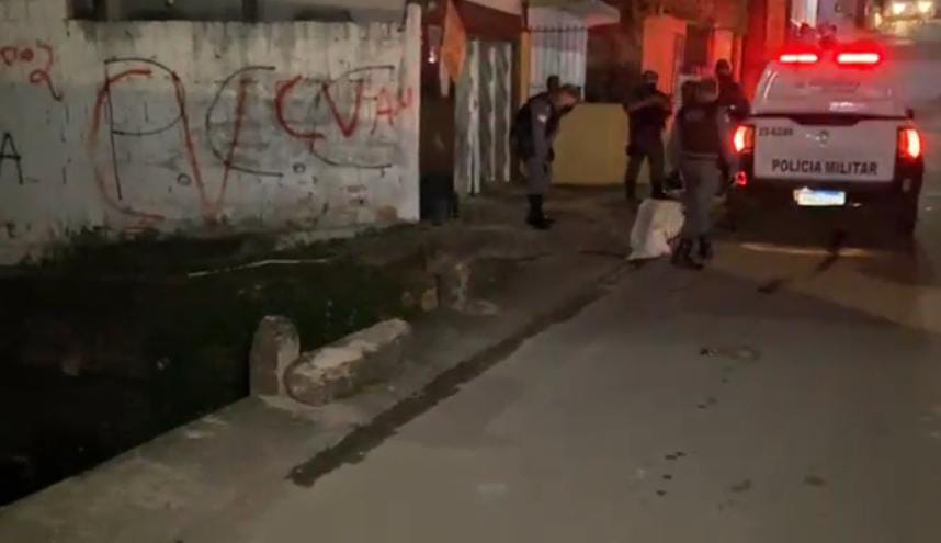 Homem é arrancado de carro para ser executado em igarapé em Manaus