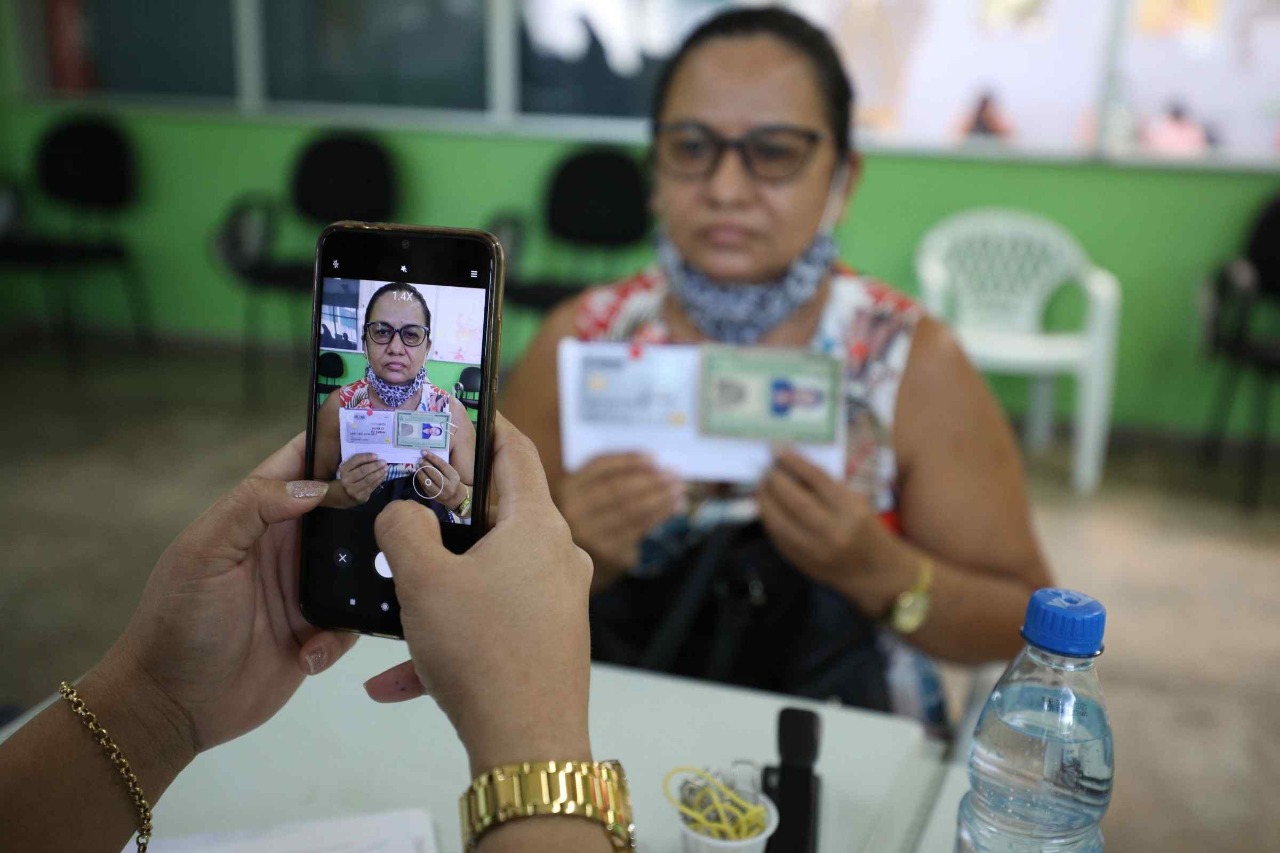 Mais de 28 mil pessoas ainda não foram buscar o cartão do Auxílio Estadual no Amazonas