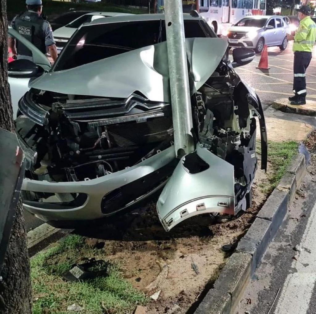 Carro fica destruído após motorista perder controle e bater contra semáforo em Manaus