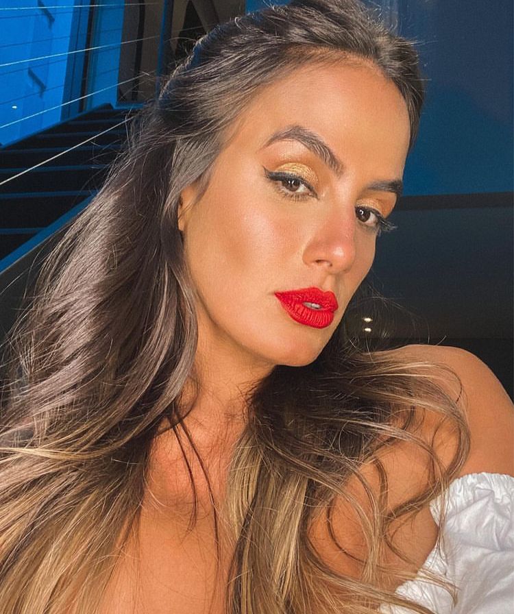 Carol Peixinho é assaltada por homem com faca e tem senha do banco trocada: 'estou desesperada'