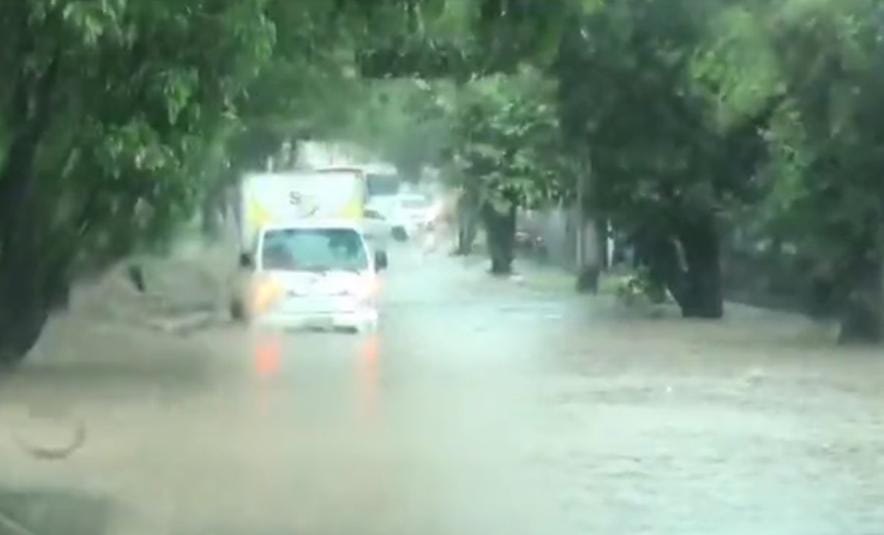 Carros ficam parcialmente debaixo da água após avenida alagar em Manaus