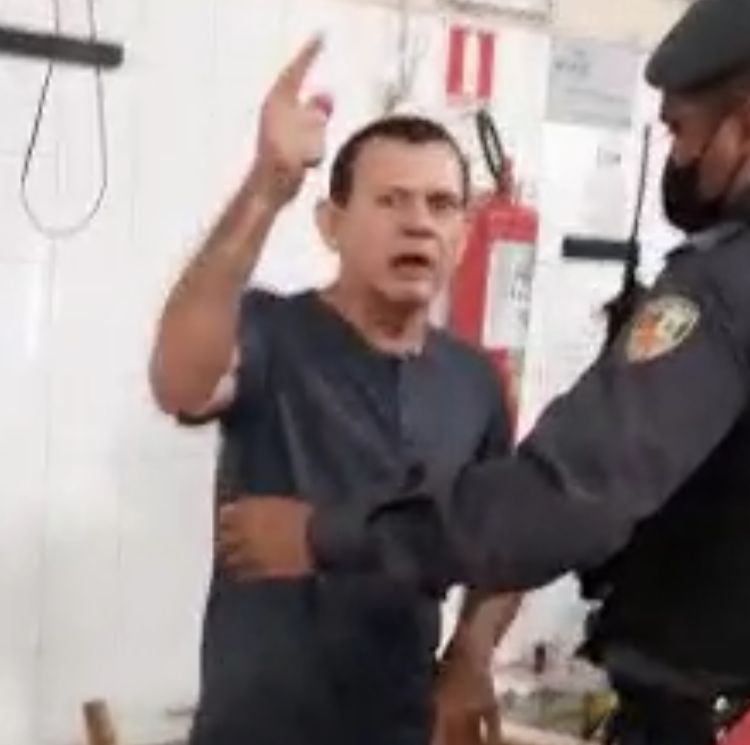 Bêbado, coronel da reserva grita com policiais e agride músico no Bar do Armando, em Manaus