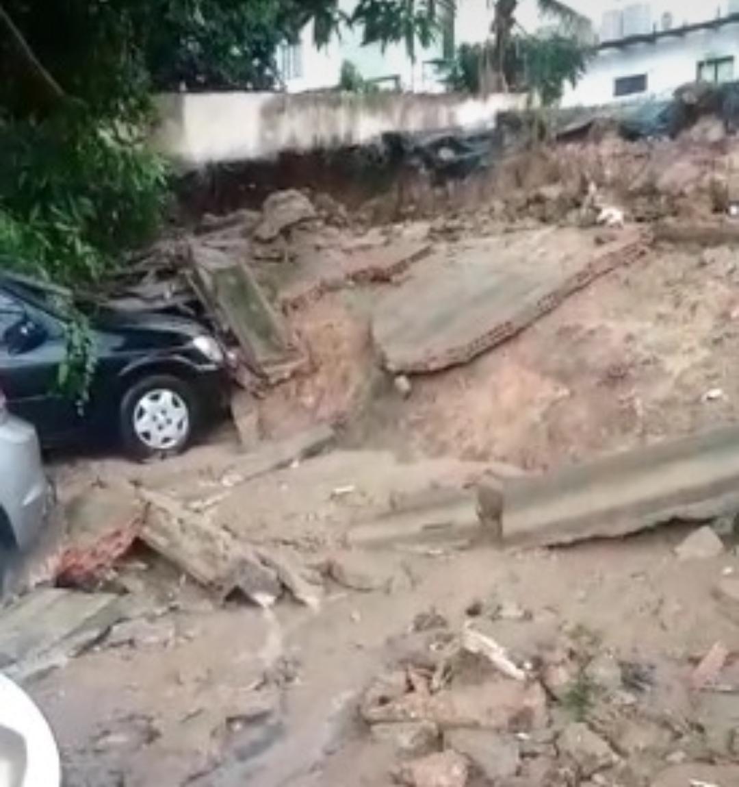Muro desaba após chuva, atinge carro e lama invade casas em Manaus