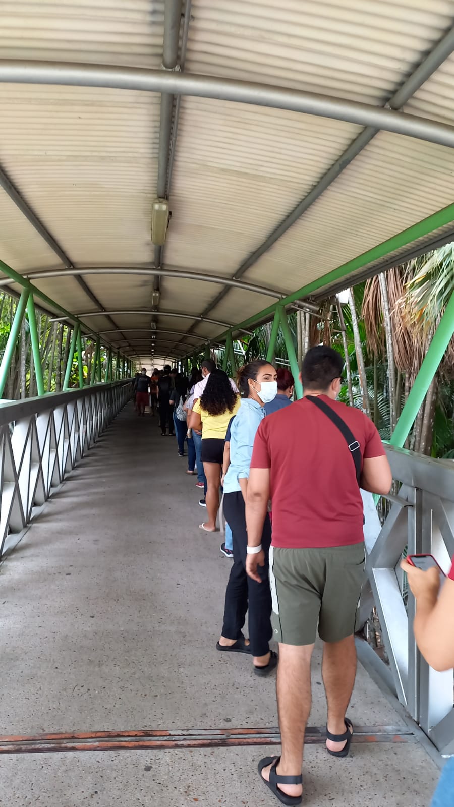 Covid: Milhares de pessoas lotam Centro de Testagem no 2º dia de funcionamento em Manaus