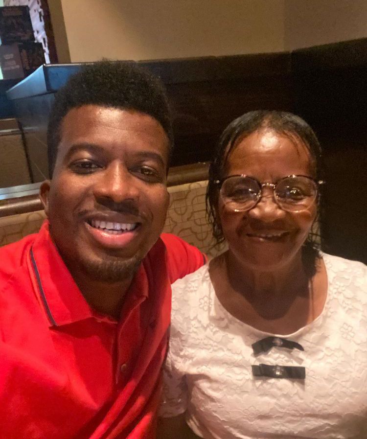 Mãe do cantor gospel Delino Marçal é agredida e morre em porta de igreja