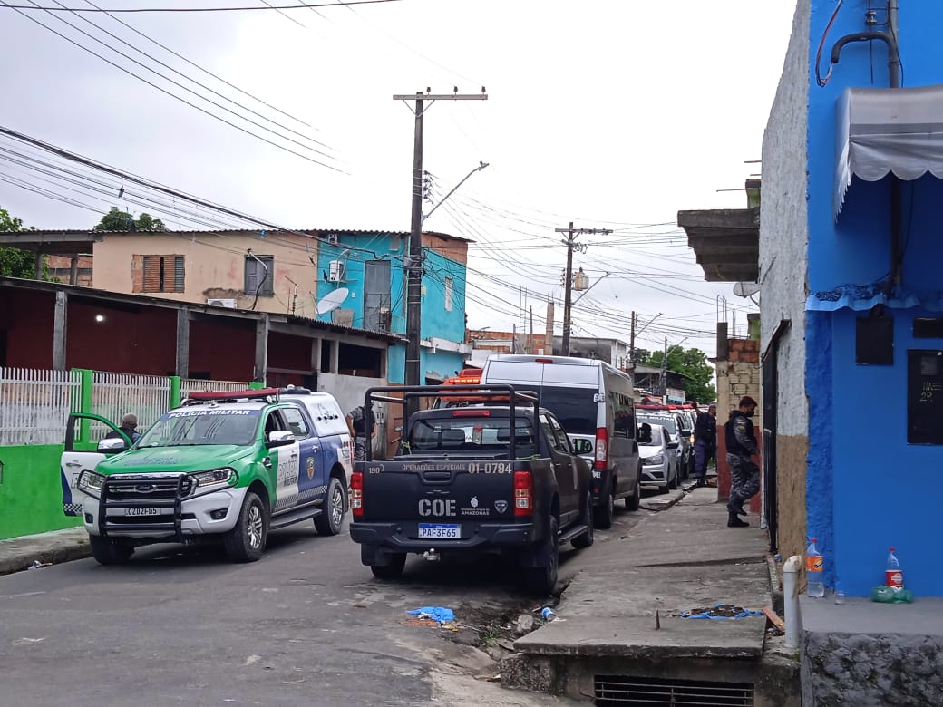 Após disparos, polícia entra na casa onde família é mantida refém em Manaus