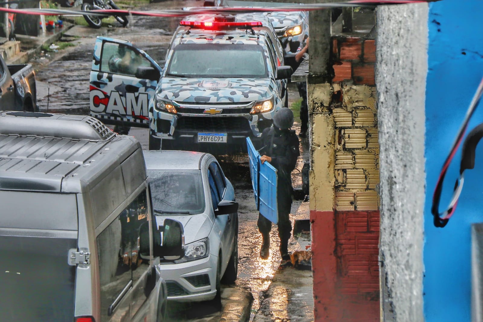 Homem que mantém família refém matou ex-esposa com filha no colo em Manaus