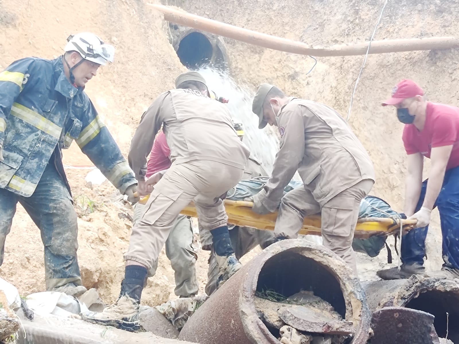 Mulher morre soterrada após deslizamento de terra causado por chuva atingir casa em Manaus