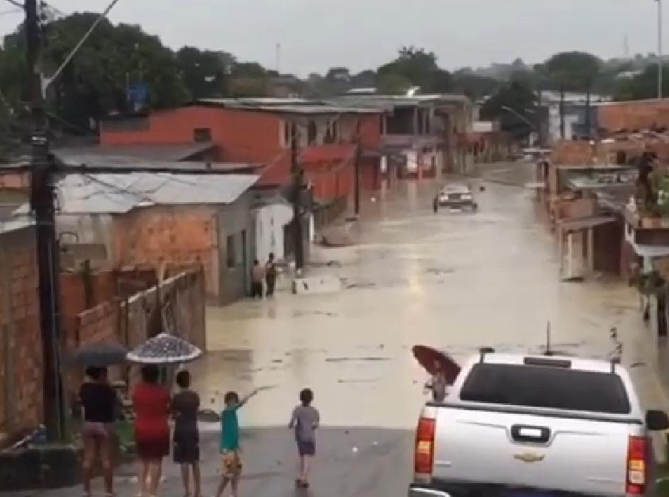 Micro-Ônibus fica preso em rua alagada após forte chuva em Manaus; Vídeo