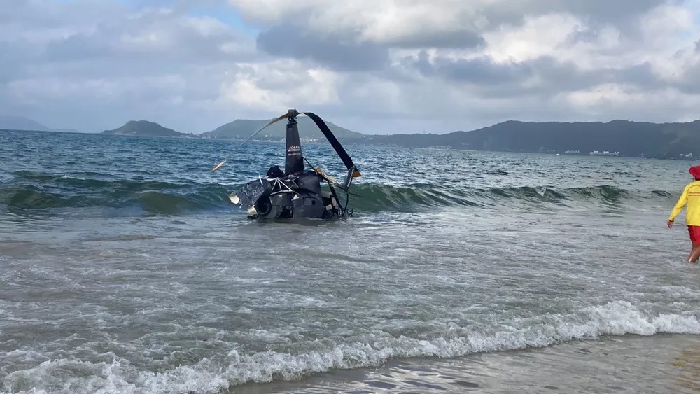 Três pessoas ficam feridas após helicóptero cair no mar em praia de Florianópolis