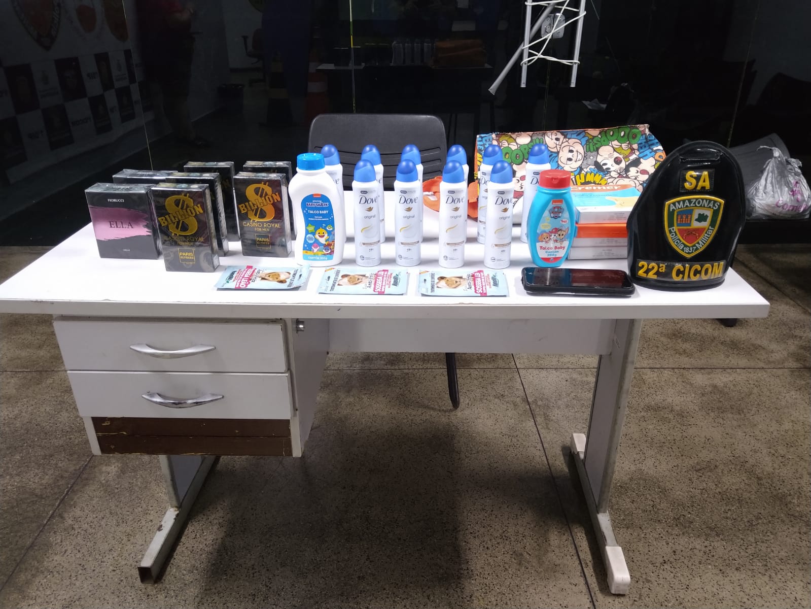 Mulher é presa suspeita de roubar mais de R$ 800 em cosméticos de shopping em Manaus