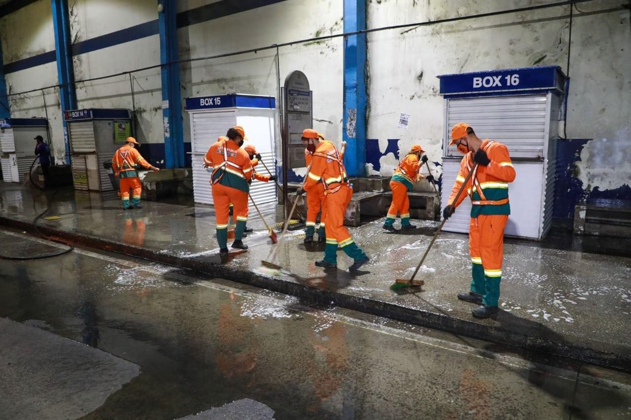 Terminais de ônibus em Manaus passam por lavagem e sanitização para combater a Covid
