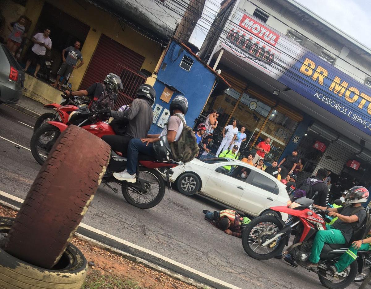 Mototaxista é atingido por carro durante corrida com passageira em Manaus; estado é grave 