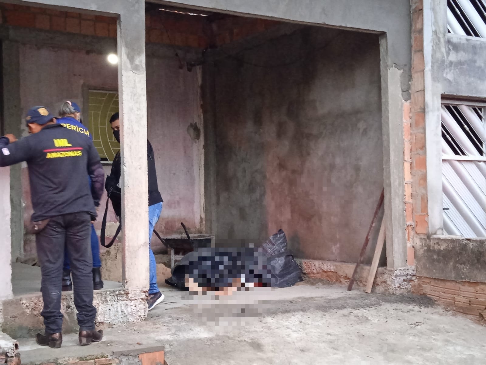 Pedreiro é assassinado a tiros enquanto fazia serviço em Manaus