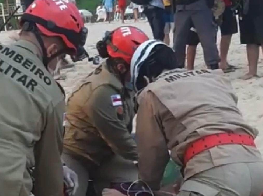 Em Manaus, jovem é socorrida após entrar em coma alcóolico na praia da Ponta Negra