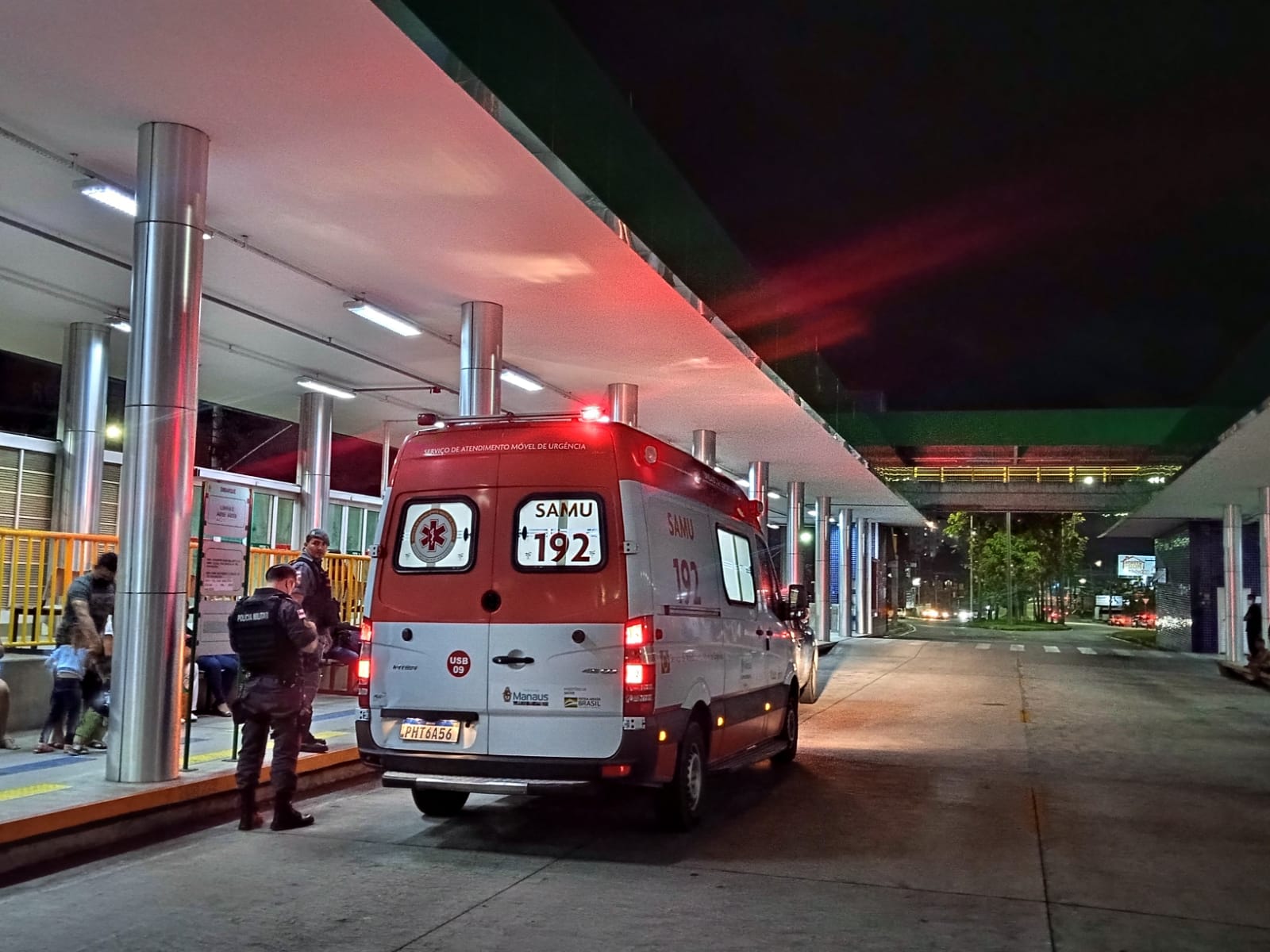 Homem é esfaqueado por bandidos em assalto a ônibus da linha 450 em Manaus
