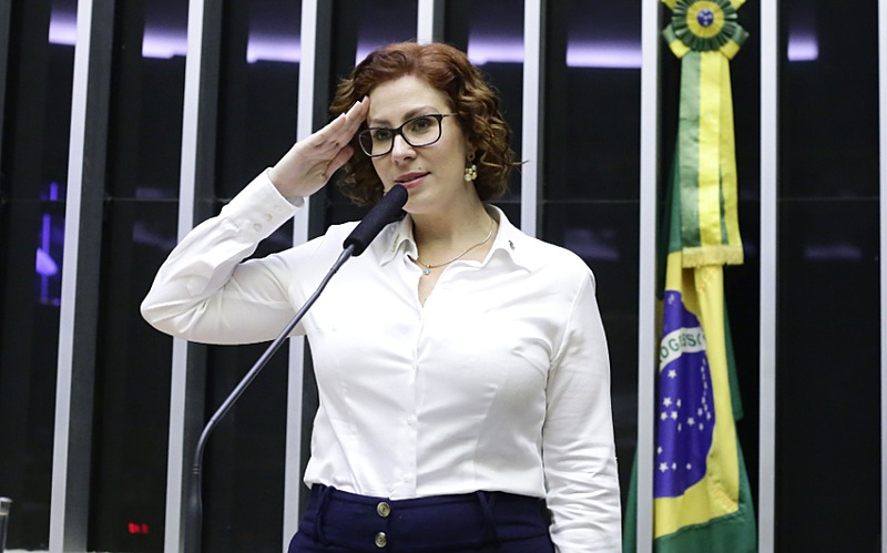 Carla Zambelli é condenada por má-fé após contestar comprovante vacinal