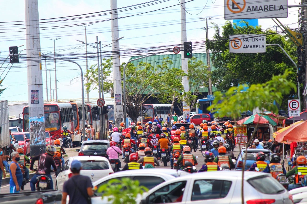 Mototaxistas bloqueiam rotatória de Manaus após morte de colega por 'amarelinho'