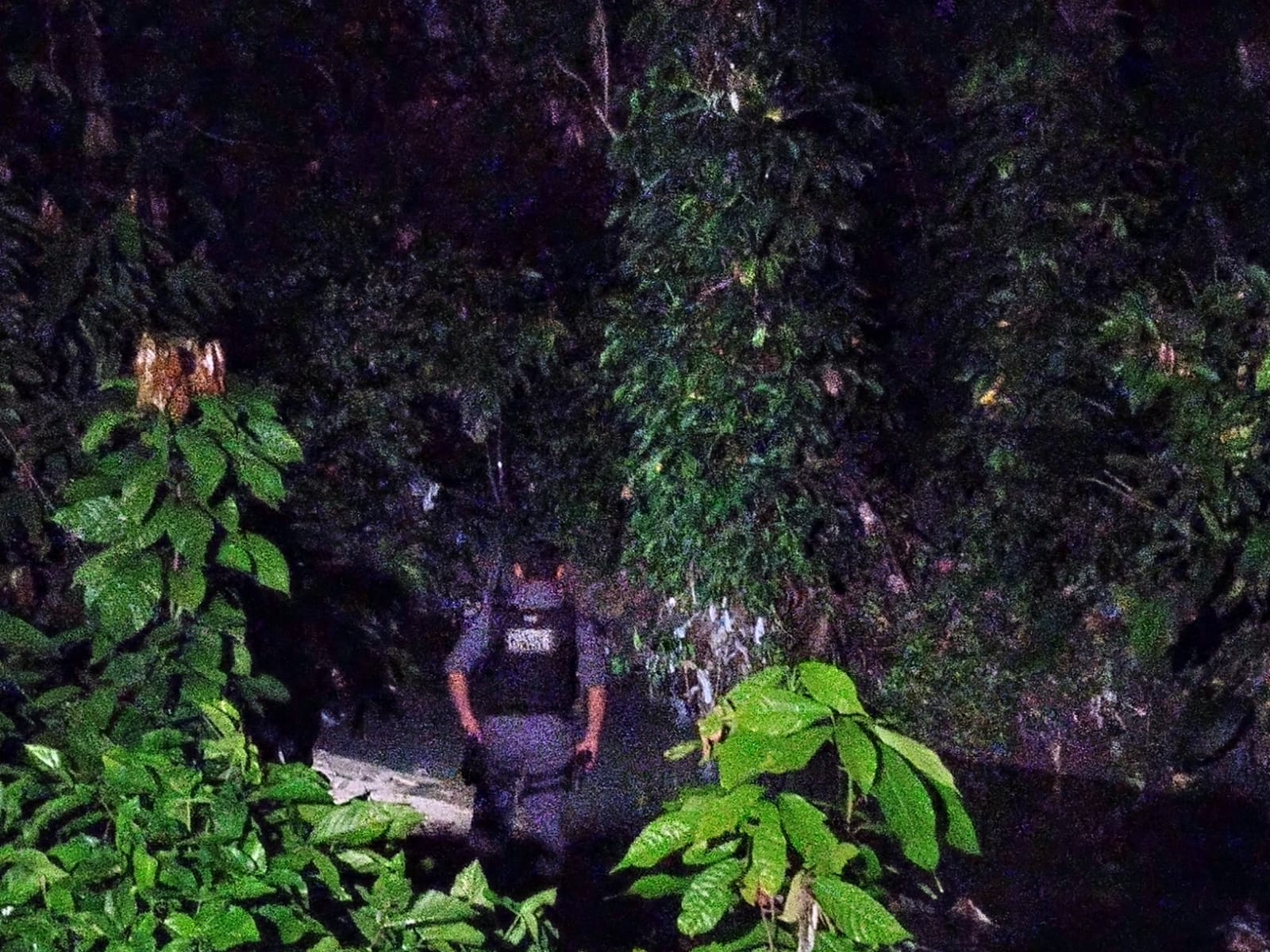 Com faca cravada no peito, homem é encontrado morto dentro de igarapé em Manaus