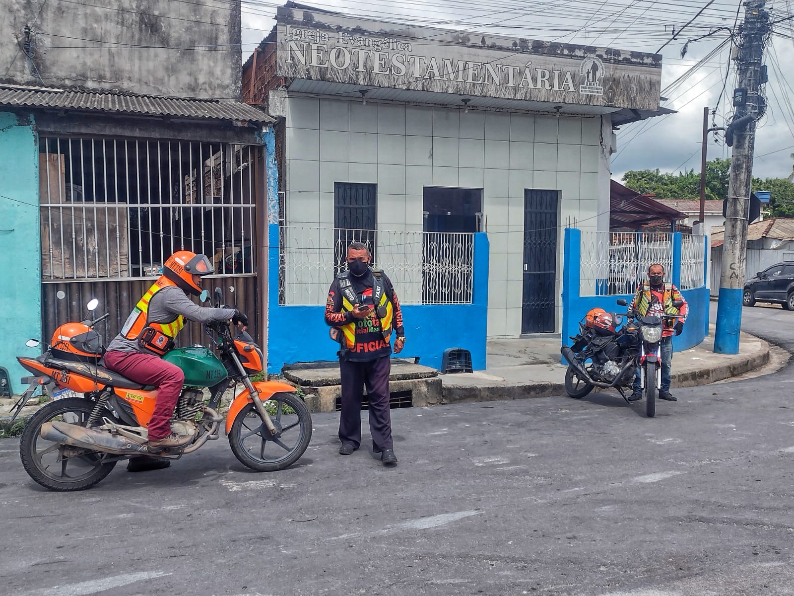 Família e amigos se despedem de mototaxista morto por 'Amarelinho' em Manaus