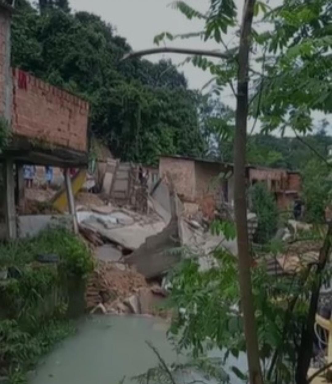 Vídeo impressionante mostra casa de 2 andares desabando em Manaus
