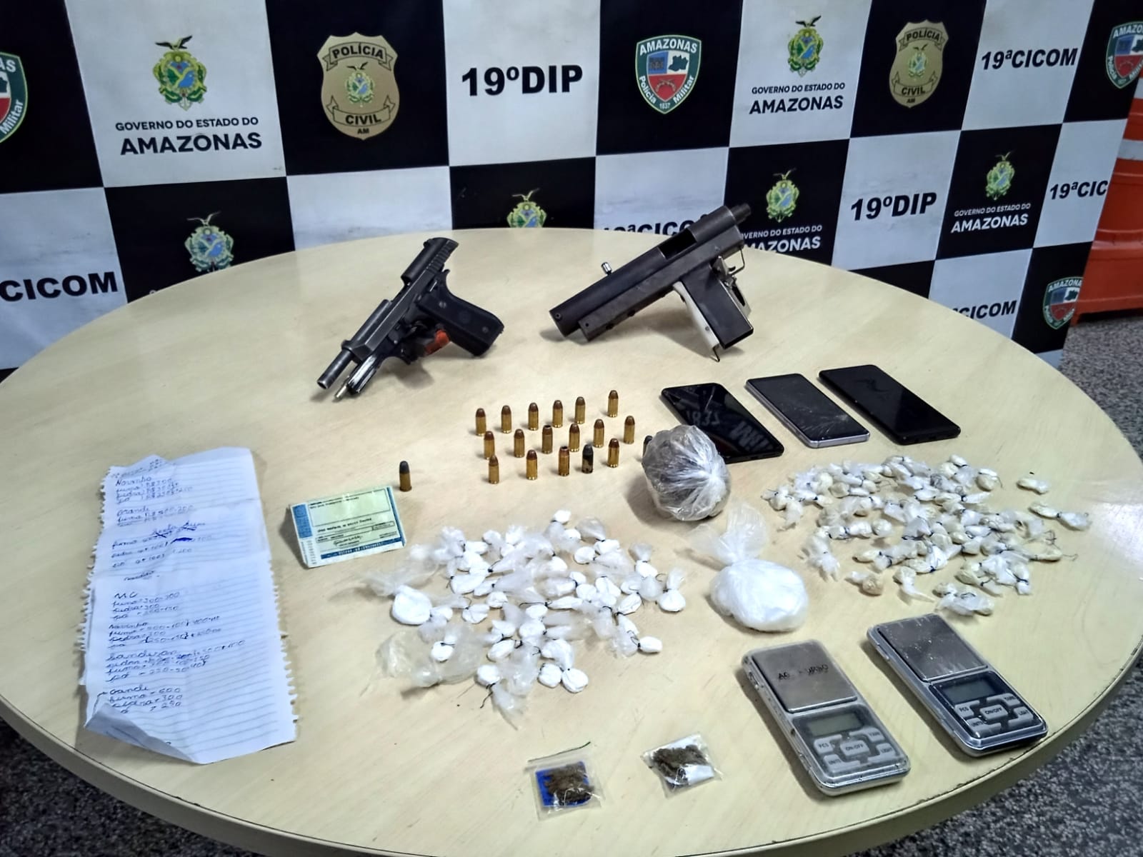 Com lista de devedores, grupo é flagrado em kitnet com armas e drogas em Manaus