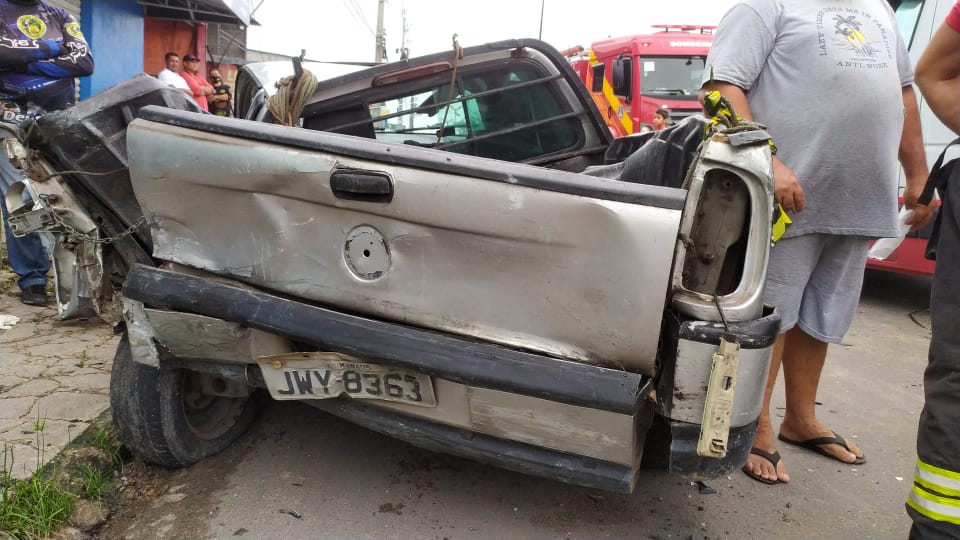 Passageiro de aplicativo vai parar no hospital após acidente entre carros em Manaus