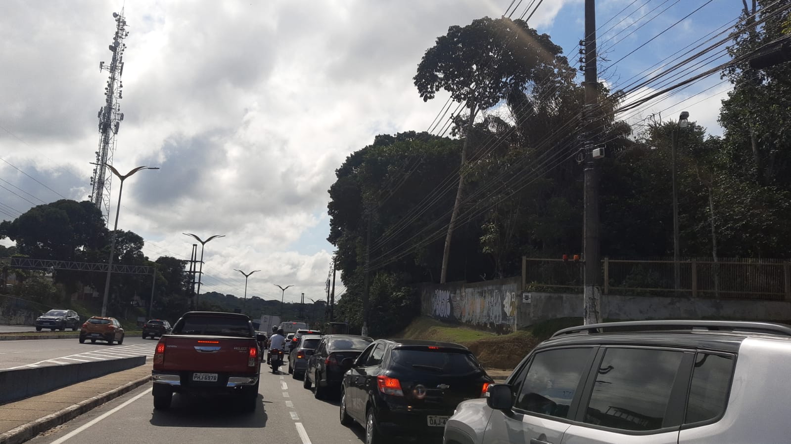Trânsito fica lento após execução de homem em avenida de Manaus 