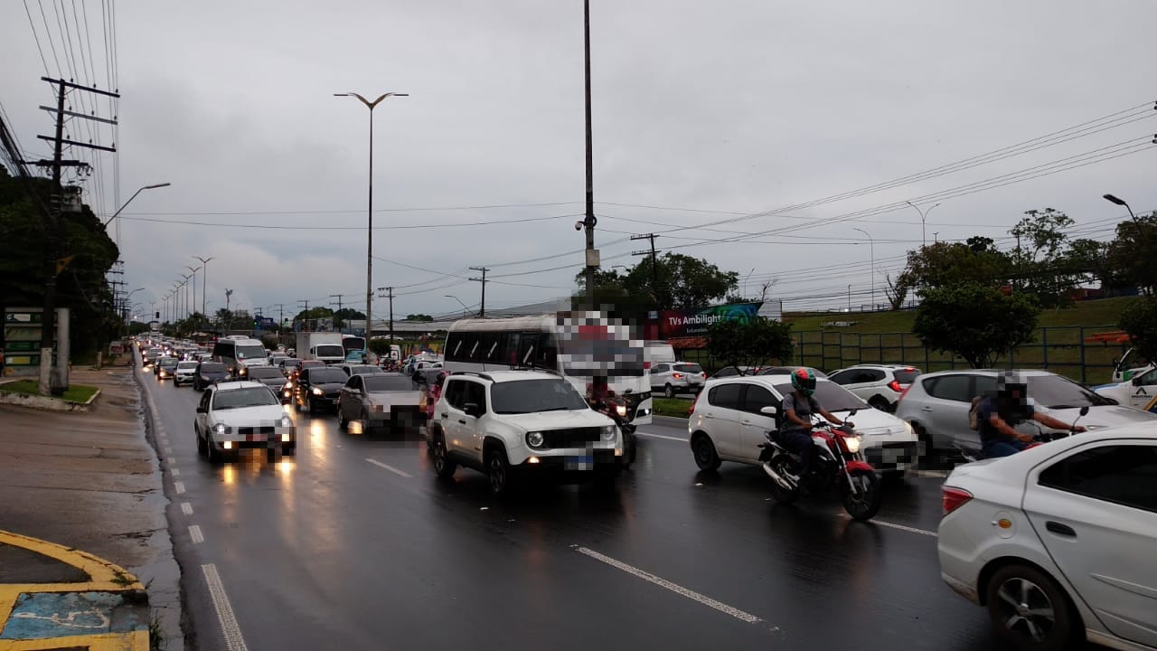 Buraco na Torquato Tapajós em Manaus foi causado por obra emergencial no ano passado