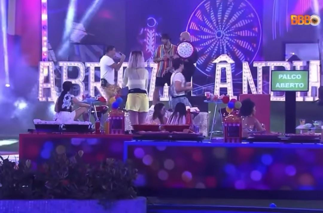 Arthur Aguiar diz que vai se jogar em festa e leva queda de palco no BBB; vídeo