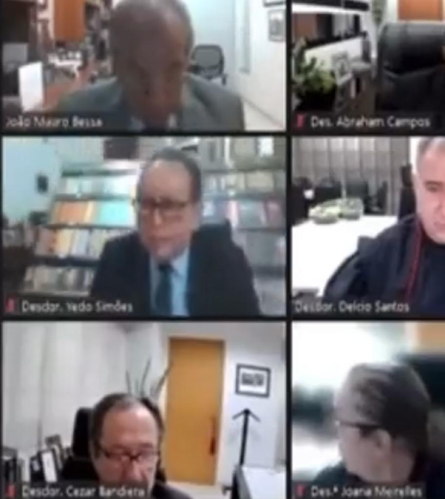 Desembargador deixa biblioteca falsa cair durante sessão do Tribunal de Justiça do Amazonas; vídeo