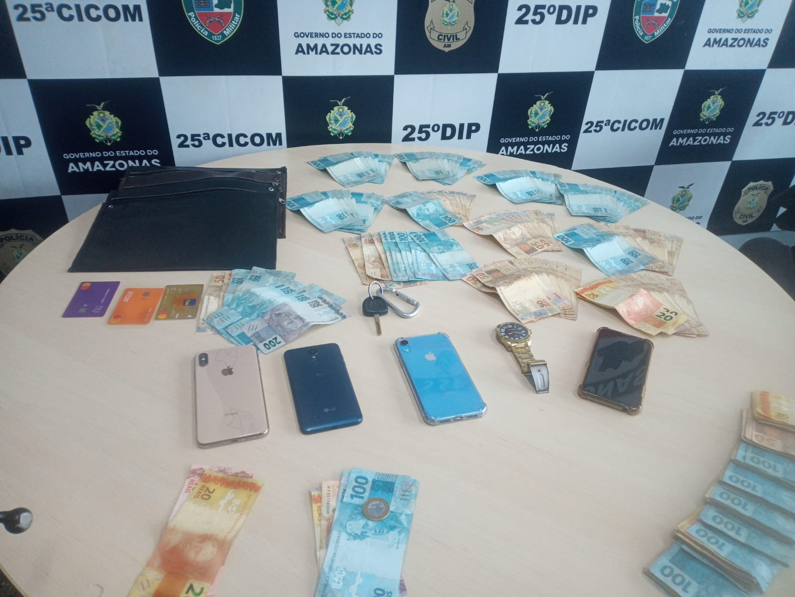 Funcionários são presos por furto e fraude a posto de combustível em Manaus