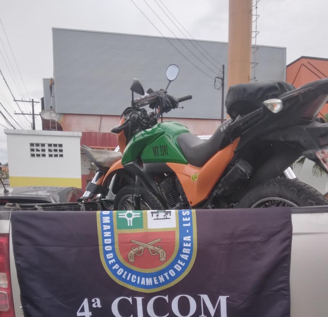 Suspeitos armados assaltam mercadinho e um deles é espancado em Manaus