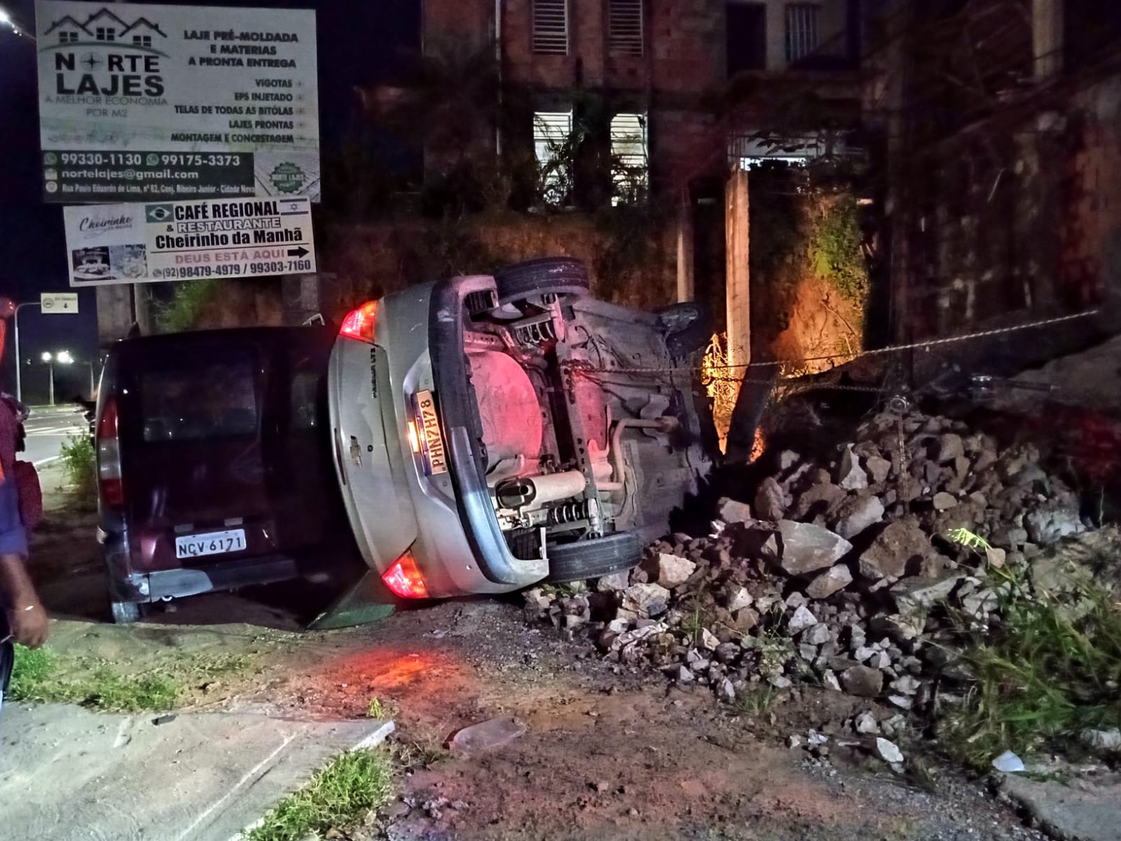 Criminosos atropelam motociclista e capotam carro durante fuga da polícia em Manaus