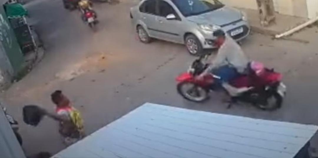 Homem atira capacete em assaltante e recupera moto de amigo; Vídeo
