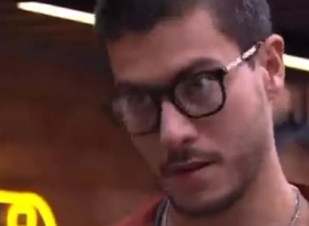 Arthur Aguiar questiona Paulo André sobre Jade: 'Hoje o beijo sai?'