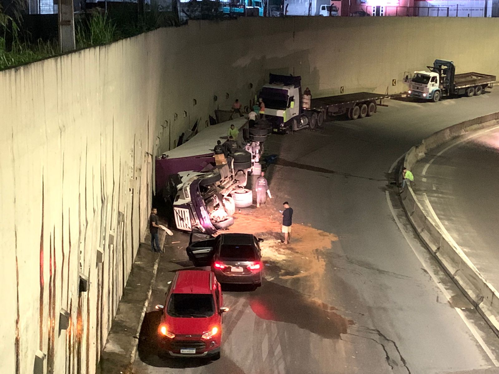 Carreta carregada tomba e causa transtorno no trânsito em Manaus