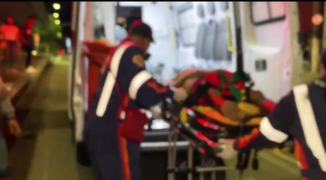 Morador de rua é esfaqueado por passageiros de ônibus em Manaus